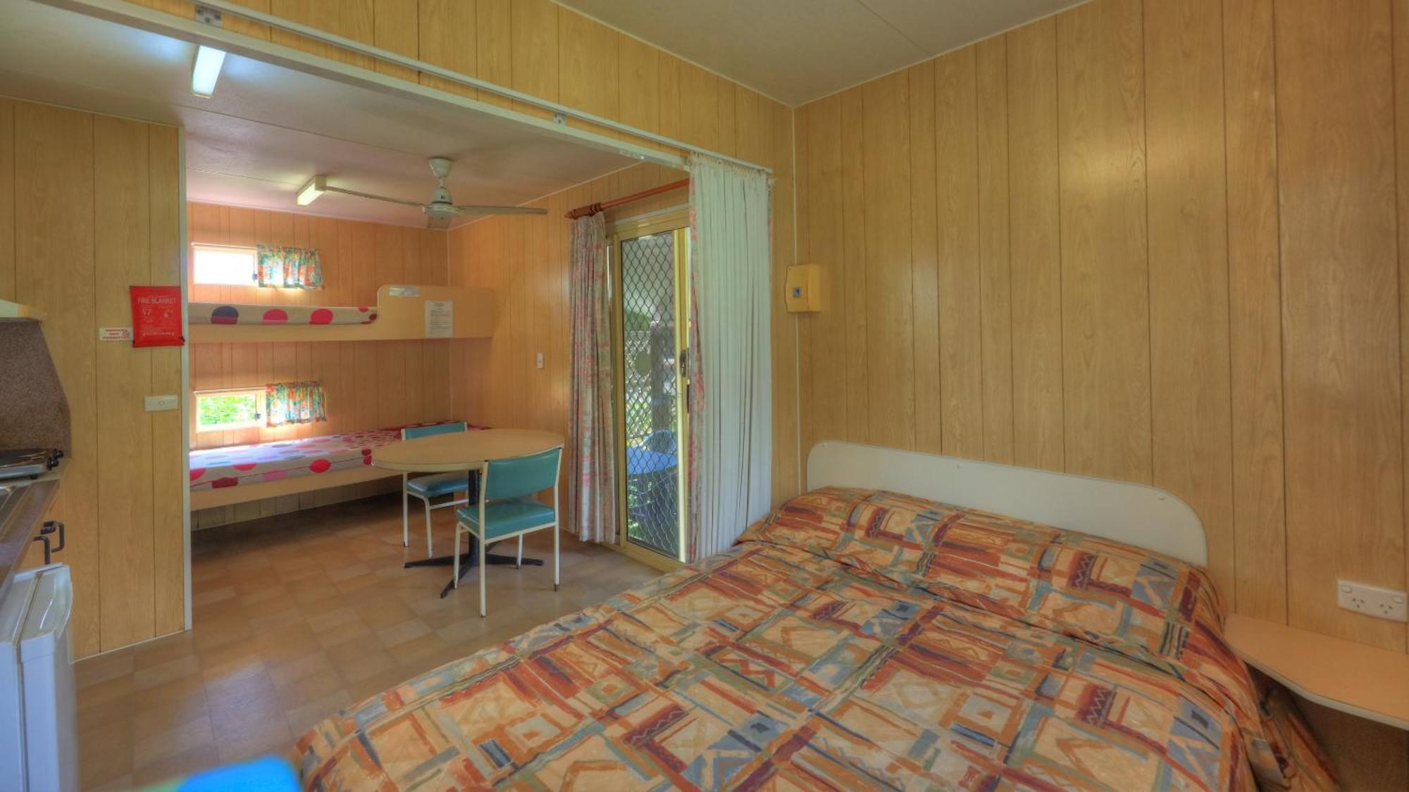 Flying Fish Point Tourist Park Hotel Innisfail Exterior photo